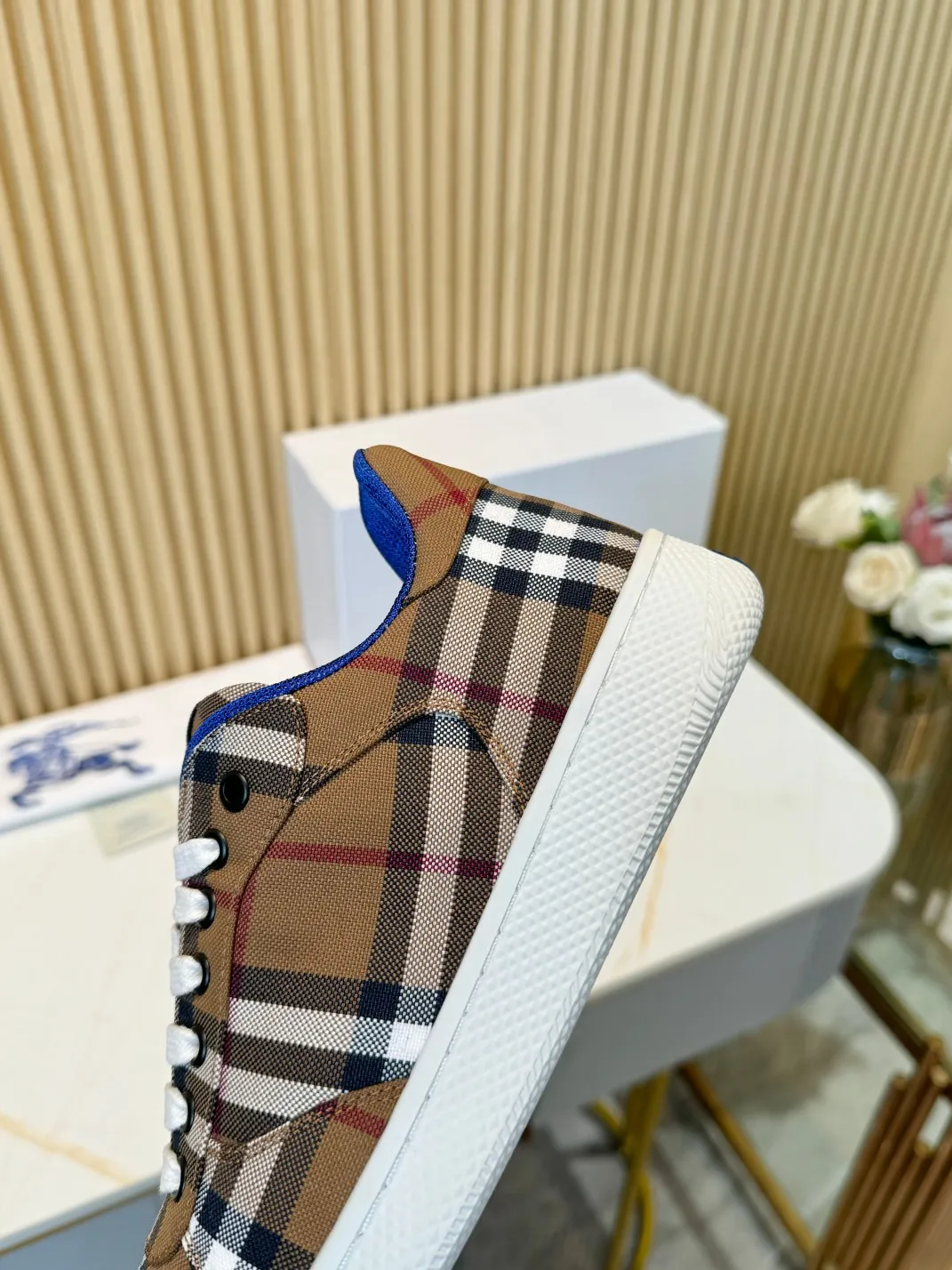Men's men's shoes 💰560 Burberry's 2024 hot model is released. After three years, the classic plaid returns. It is versatile and decorated with worsted Burberry plaid pattern. Featuring a mesh lining and checkered laces, the rubber sole features the archive Burberry monogram. From Burberry's iconic collection, these wardrobe staples are interpreted with the brand's signature style.   ✅Fabric: classic cotton + silk cowhide ✅Lining: original board lining, silk cowhide lining ✅Outsole: TPU ✅Color: brown ✅Code number: 35-45 for men and women (35, 45 customized)